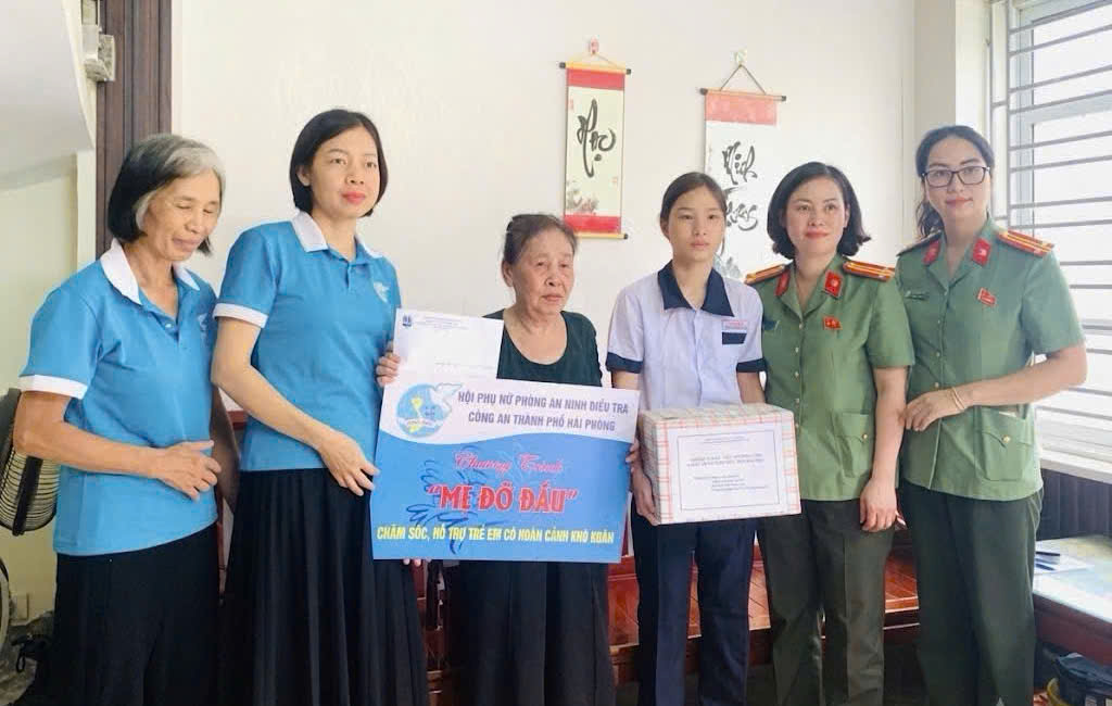 Hội phụ nữ Phòng An ninh điều tra tặng quà chương trình “Mẹ đỡ đầu” nhân dịp năm học mới